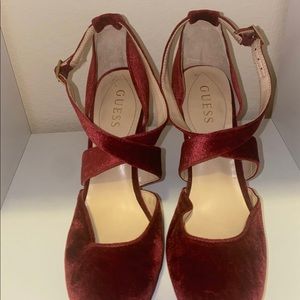 NWOT Guess velvet heels
